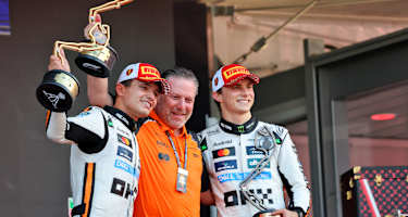 McLaren-CEO Zak Brown mit Lando Norris und Oscar Piastri