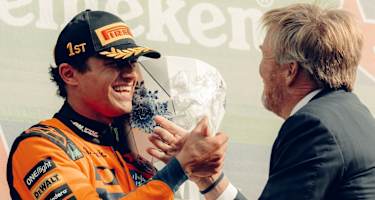 Lando Norris nach dem Sieg mit dem niederländischen König Willem-Alexander
