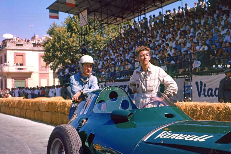 Vanwall-Fahrer Stuart Lewis-Evans in Pescara 1957 mit seinem Mechaniker
