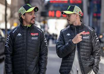 Fabio Di GIannantonio zeigt Franco Morbidelli aktuell, wo es lang geht