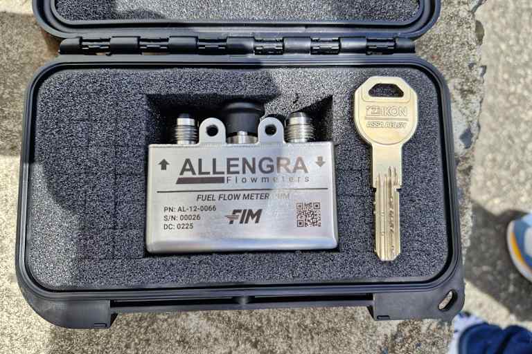 Das Fuelmeter von Allengra mit einem Größenvergleich