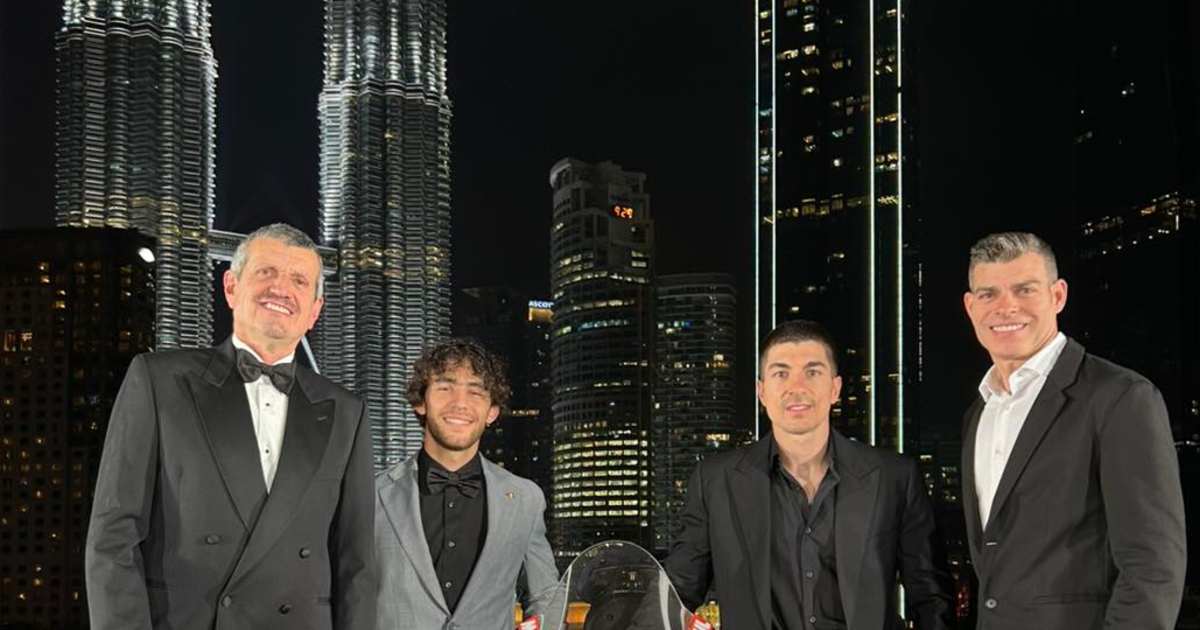 G-nther-Steiner-Flotte-Spr-che-auf-der-MotoGP-B-hne-in-Kuala-Lumpur