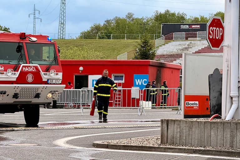 Mittlerweile ist das Feuer gelöscht, der Bereich ist weiträumig abgesperrt