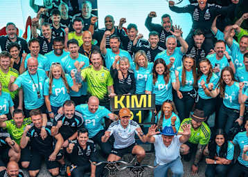 Kimi Antonelli feiert mit der Mercedes-Mannschaft den Sieg beim USA-GP