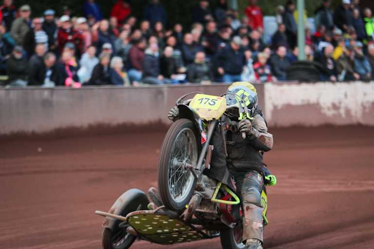 Wheelies mit dem Gespann können nur wenige