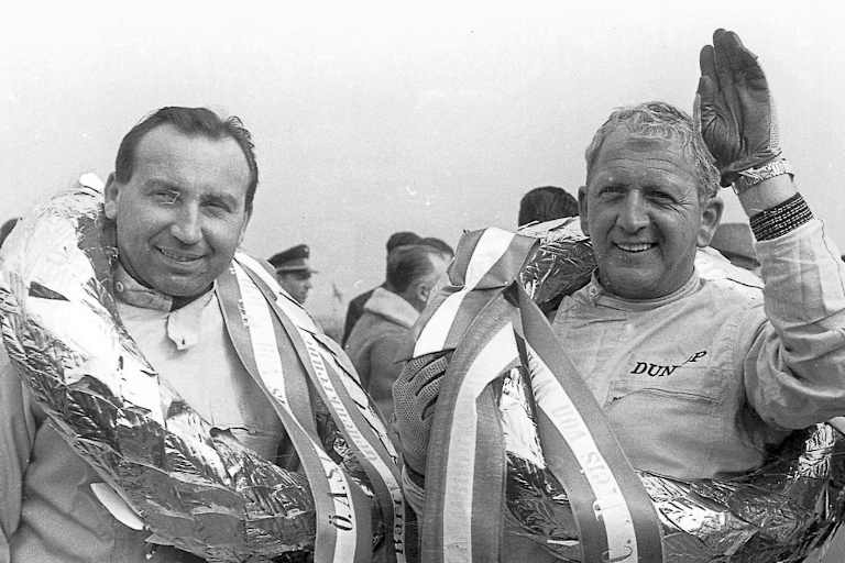 Innsbruck 1965: Filmstar Gunther Philipp und Karl Foitek unterm Siegerkranz