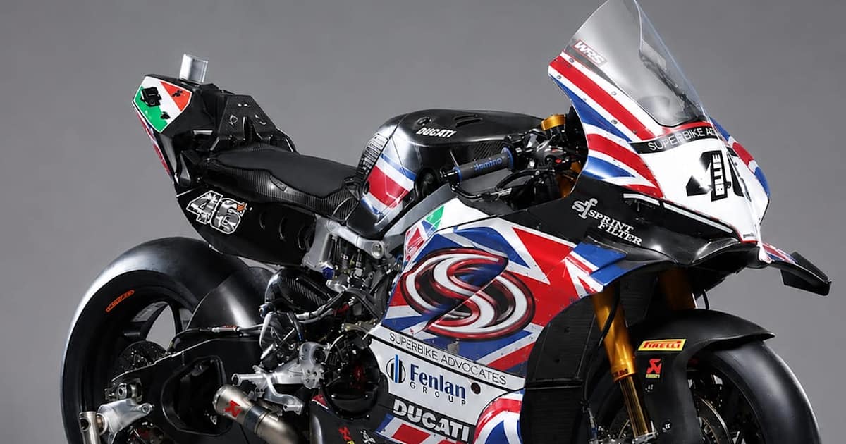 Mit-Stolz-und-Pathos-Advocates-Ducati-mit-Union-Jack-in-Donington-Park
