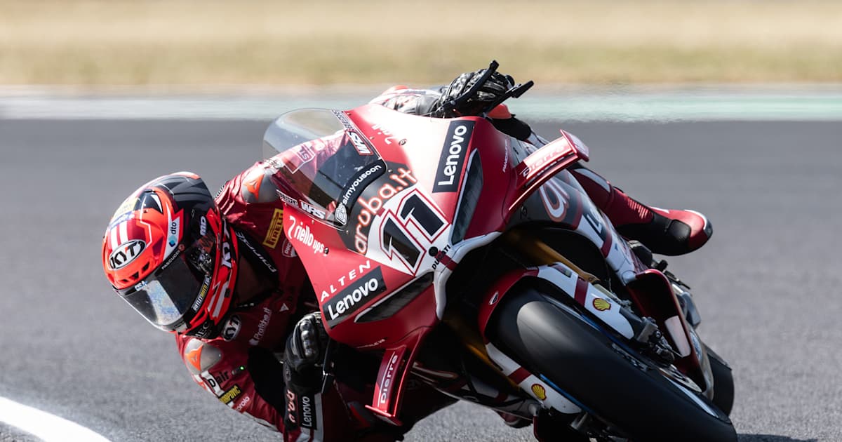 Superbike-WM-Donington-FP2-Bulega-1-schwerer-Sturz-von-Mackenzie