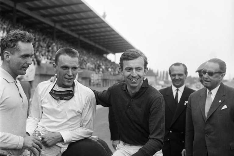 Gurney 1959 mit Brille um den Hals, mit Phil Hill (li.), Tony Brooks (re.)