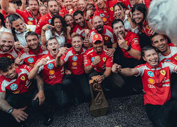Lewis Hamilton feiert den Barcelona-Sieg mit seiner Scuderia Ferrari