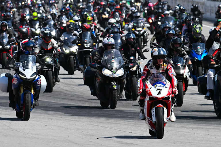 Carlos Checa führte eine große Motorradkolonne an
