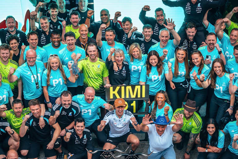 Kimi Antonelli feiert mit der Mercedes-Mannschaft den Sieg beim USA-GP