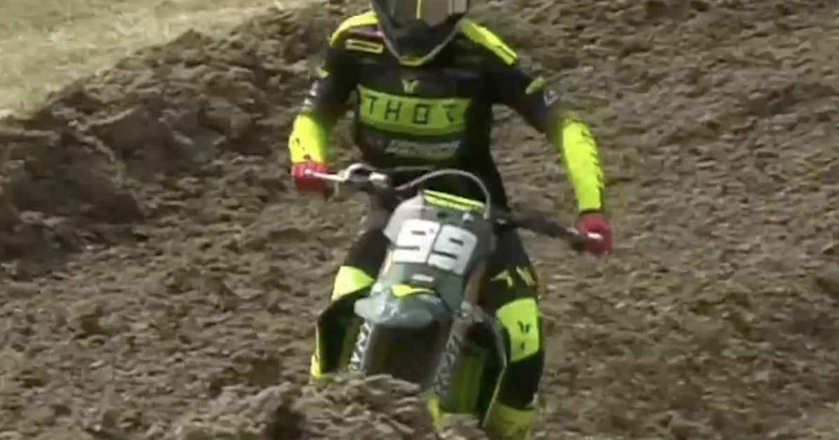 Foxhill-MX2-Lauf-1-Guillem-Farres-Triumph-gewinnt-vor-Simon-L-ngenfelder