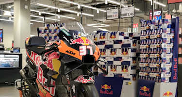 Die KTM RC16 von Pedro Acosta im Supermarkt
