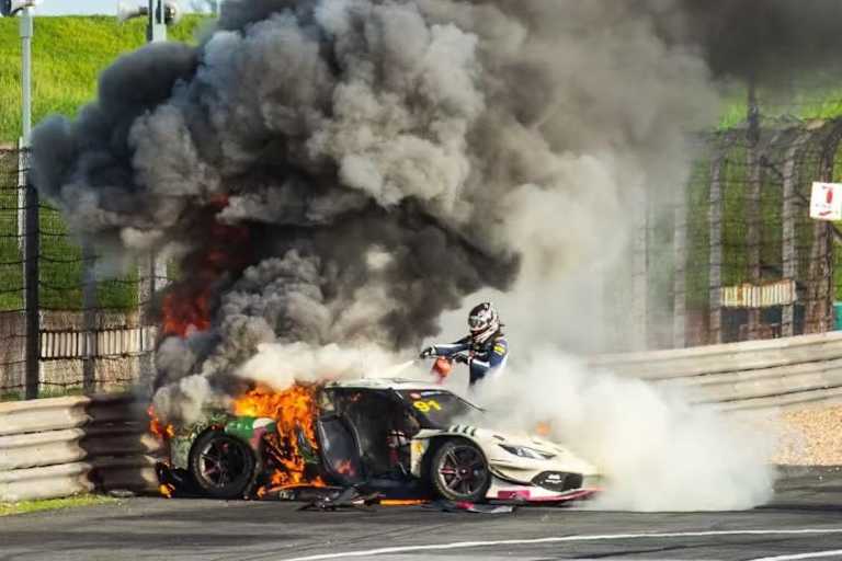 Loek Hartog rettet Ollie Millroy aus dem lichterloh brennenden Ferrari