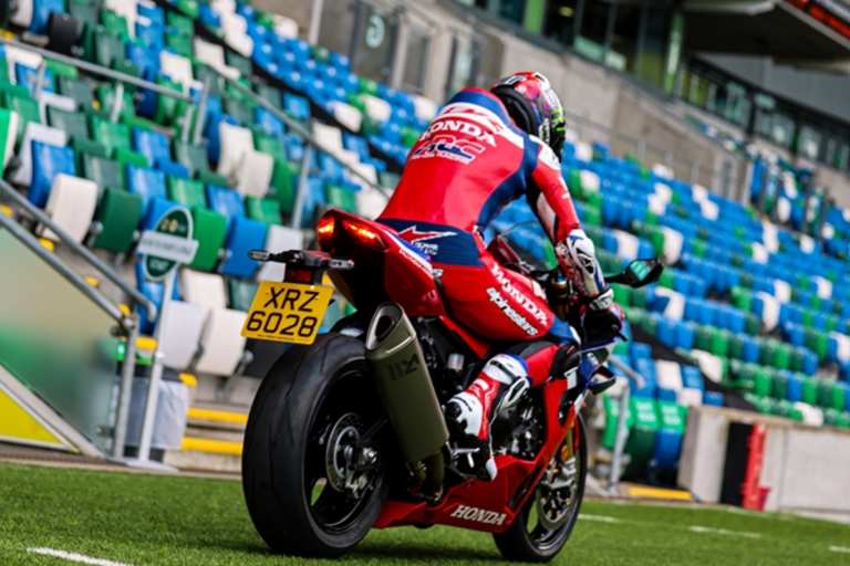 Jonathan Rea: Mit dem Motorrad im Fußballstadium