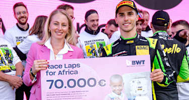 Anna Grubeck überreicht DTM-Champion Thomas Preining den symbolischen Check