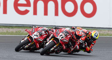 Yari Montella (gelber Helm) gegen das Aruba-Duo Bulega (11) und Lecuona