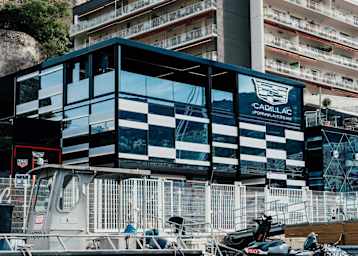 Das Cadillac-Motorhome in Monaco vom Hafen aus gesehen