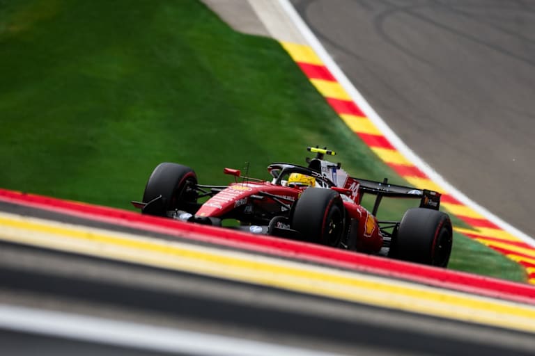 Lewis Hamilton mit seinem Ferrari