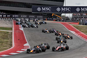 Max Verstappen hat nach dem Start die Ferrari im Nacken