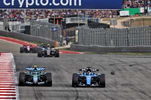 Werden wohl keine Freunde mehr: Fernando Alonso und Alex Albon in Austin