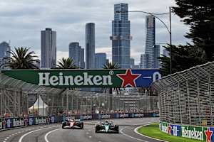 Lewis Hamilton und Fernando Alonso beim Saisonstart 2025 in Melbourne
