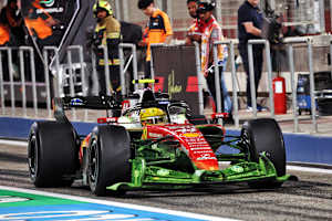 Lewis Hamilton im Ferrari mit grünem Frontflügel – wegen der FloVis-Farbe