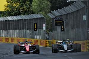 Charles Leclerc gegen George Russell in Australien, hinten Lewis Hamilton