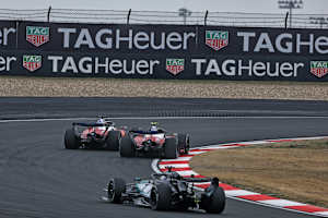 Knappe Sache zwischen den beiden Ferrari, George Russell guckt zu