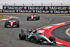 George Russell vor den beiden Ferrari