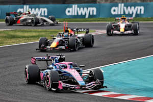 Pierre Gasly vor Max Verstappen