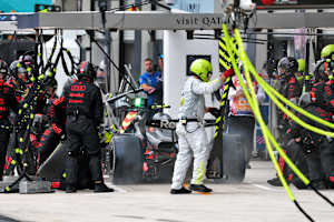 Gabriel Bortoleto beim Boxenstopp