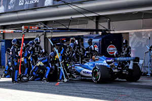 Alex Albon verbrachte 14 Minuten beim Boxenstopp