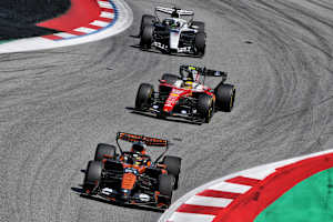 Oscar Piastri vor Lewis Hamilton