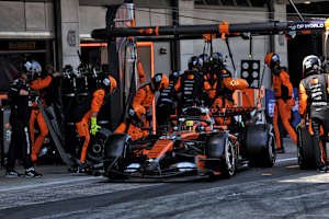 Oscar Piastri beim Boxenstopp in Barcelona