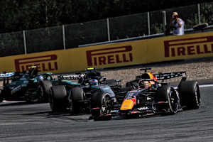Kimi Antonelli jagt Max Verstappen