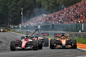 Leclerc gegen Piastri in Belgien – die Teile fliegen
