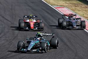 Kimi Antonelli vor Lewis Hamilton