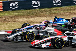 Nico Hülkenberg zwischen Gasly (oben) und Ocon 