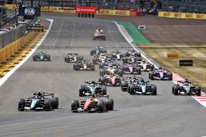 Kurz nach dem Start zum Silverstone-Sprint – Antonelli gegen Hamilton