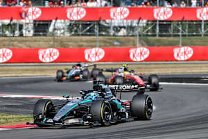 George Russell vor Lewis Hamilton