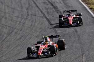 Lewis Hamilton vor Charles Leclerc