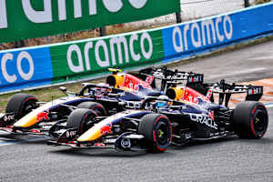 Max Verstappen (v.) und Liam Lawson zu Rennbeginn in Zandvoort