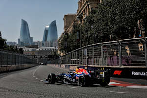 Isack Hadjar auf dem Baku City Circuit, im Hintergrund die Flame Towers