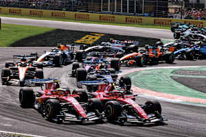 Hamilton gegen Leclerc in der ersten Kurve von Monza