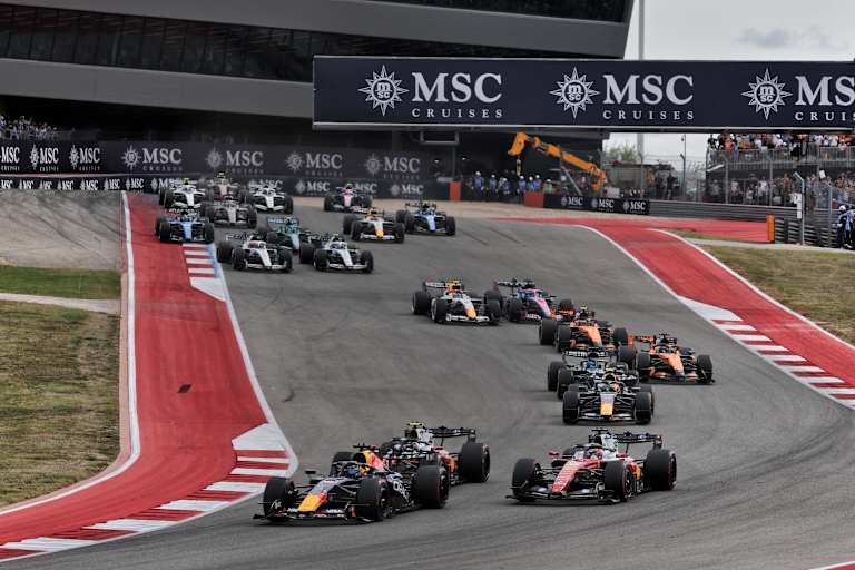 Max Verstappen hat nach dem Start die Ferrari im Nacken
