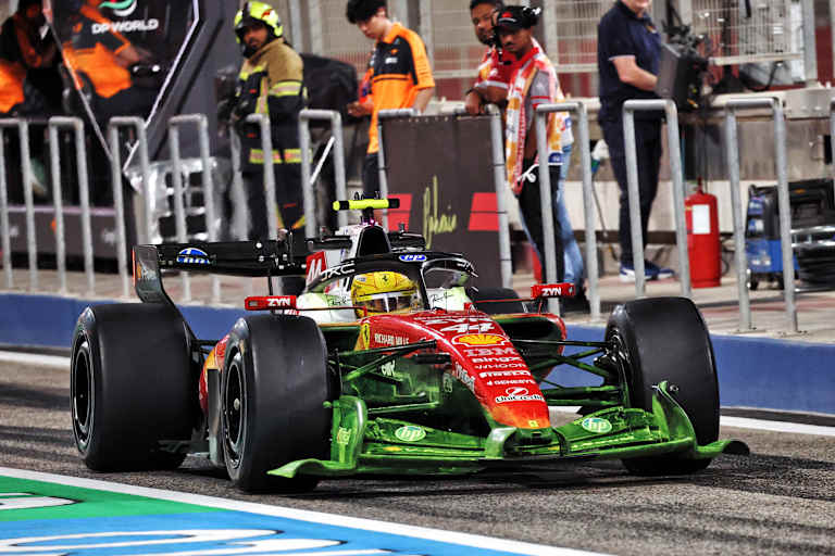 Lewis Hamilton im Ferrari mit grünem Frontflügel – wegen der FloVis-Farbe