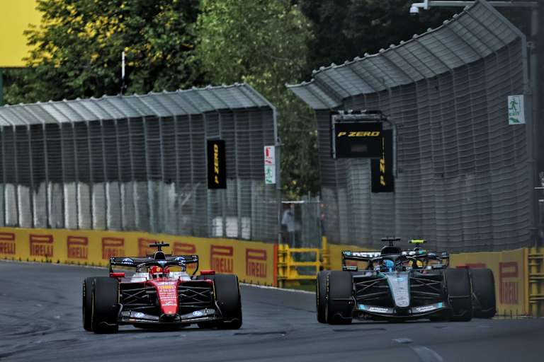 Charles Leclerc gegen George Russell in Australien, hinten Lewis Hamilton