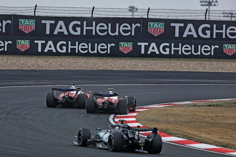 Knappe Sache zwischen den beiden Ferrari, George Russell guckt zu